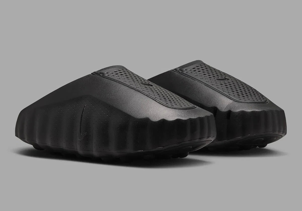 Nike Mind 001 Slide Triple Black avec construction mule entièrement noire, empeigne technique respirante et semelle sensorielle avec amorti en mousse souple.