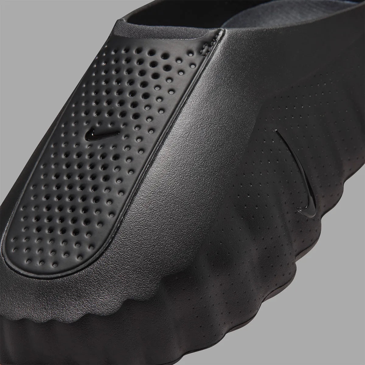 Nike Mind 001 Slide Triple Black avec construction mule entièrement noire, empeigne technique respirante et semelle sensorielle avec amorti en mousse souple.