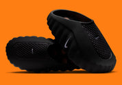 Slides Nike Mind 001 Black Chrome noires et chromées en mousse technique avec nœuds sensoriels sous la semelle et design futuriste, vue de 3/4