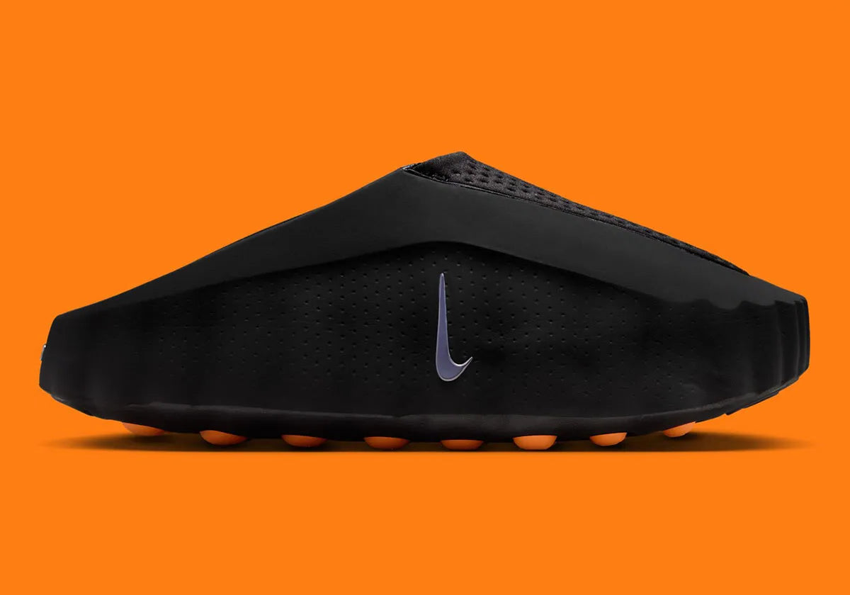 Claquette Nike Mind 001 Slide Black Chrome noire en mousse technique avec détails chromés et pods sensoriels innovants.