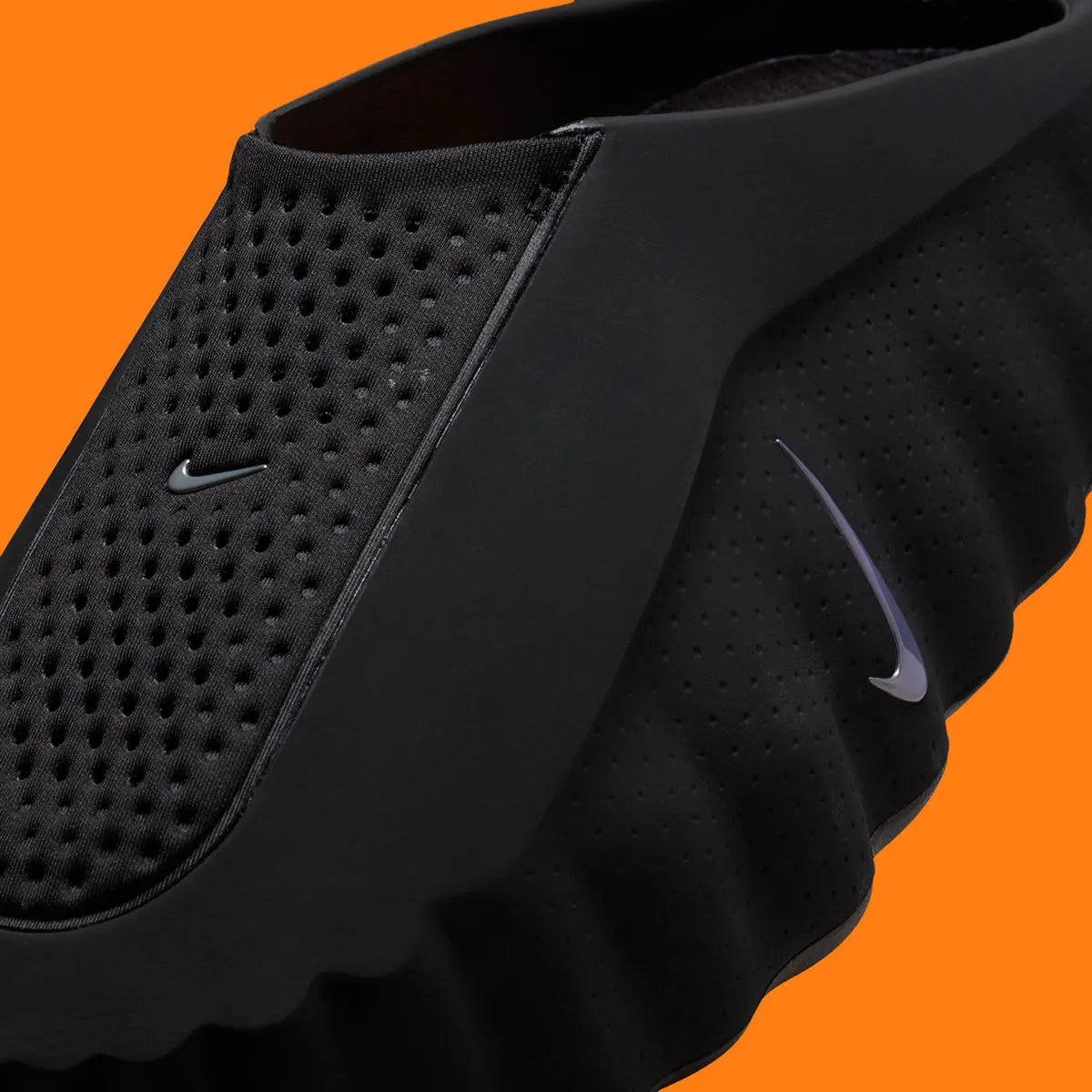 Claquette Nike Mind 001 Slide Black Chrome noire en mousse technique avec détails chromés et pods sensoriels innovants.