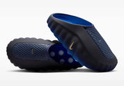 Nike Mind 001 Slide Blackened Blue Game Royal, claquette Nike bleue au design minimaliste avec semelle ergonomique, amorti confortable et finitions premium.