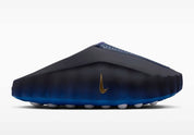 Nike Mind 001 Slide Blackened Blue Game Royal, claquette Nike bleue au design minimaliste avec semelle ergonomique, amorti confortable et finitions premium.