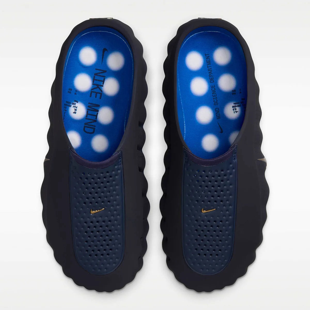 Nike Mind 001 Slide Blackened Blue Game Royal, claquette Nike bleue au design minimaliste avec semelle ergonomique, amorti confortable et finitions premium.