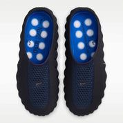 Nike Mind 001 Slide Blackened Blue Game Royal, claquette Nike bleue au design minimaliste avec semelle ergonomique, amorti confortable et finitions premium.