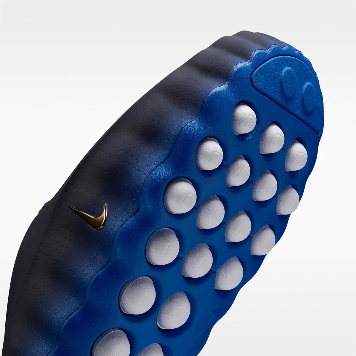 Nike Mind 001 Slide Blackened Blue Game Royal, claquette Nike bleue au design minimaliste avec semelle ergonomique, amorti confortable et finitions premium.