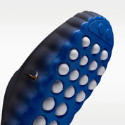 Nike Mind 001 Slide Blackened Blue Game Royal, claquette Nike bleue au design minimaliste avec semelle ergonomique, amorti confortable et finitions premium.
