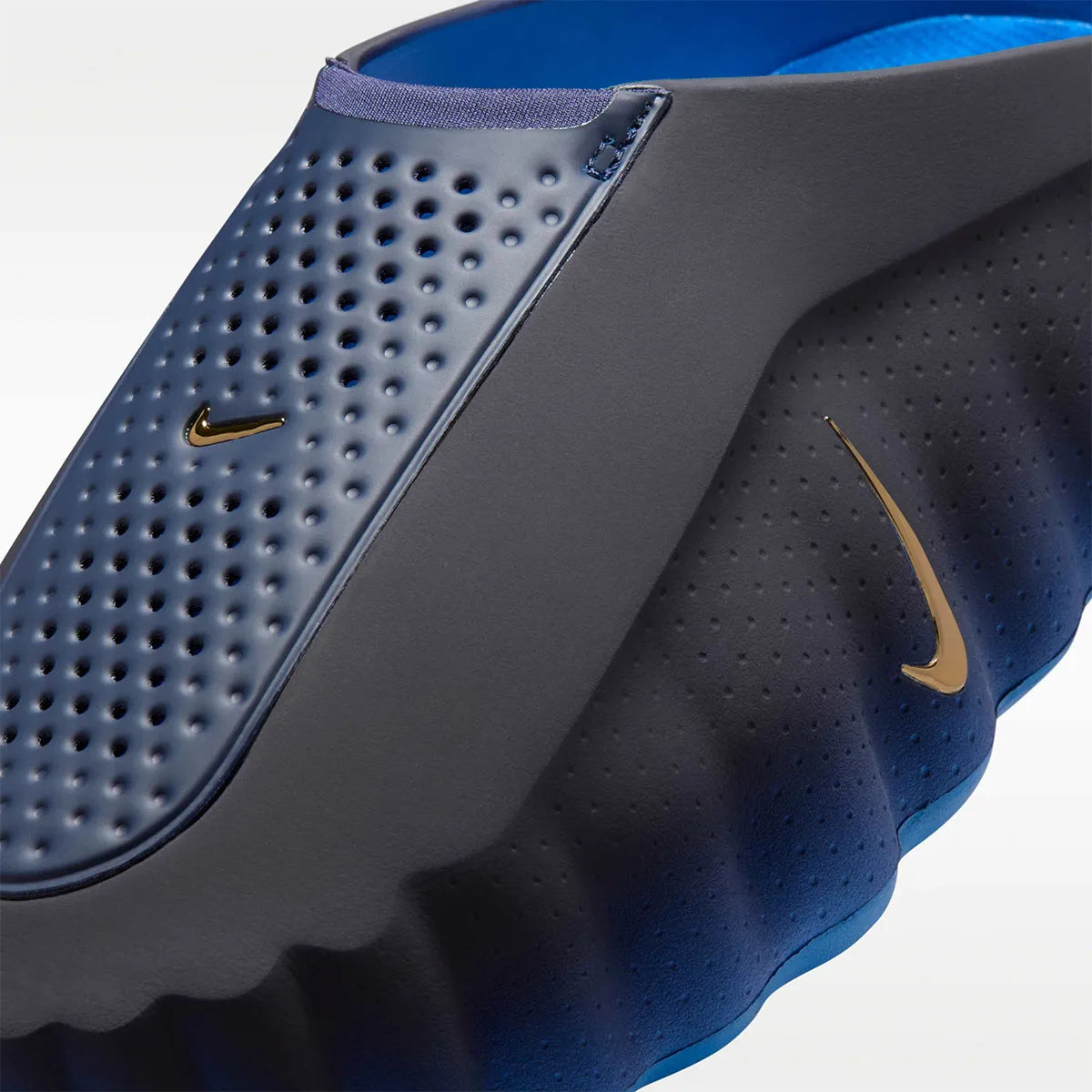 Nike Mind 001 Slide Blackened Blue Game Royal, claquette Nike bleue au design minimaliste avec semelle ergonomique, amorti confortable et finitions premium.