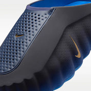 Nike Mind 001 Slide Blackened Blue Game Royal, claquette Nike bleue au design minimaliste avec semelle ergonomique, amorti confortable et finitions premium.