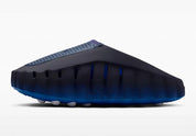 Nike Mind 001 Slide Blackened Blue Game Royal, claquette Nike bleue au design minimaliste avec semelle ergonomique, amorti confortable et finitions premium.