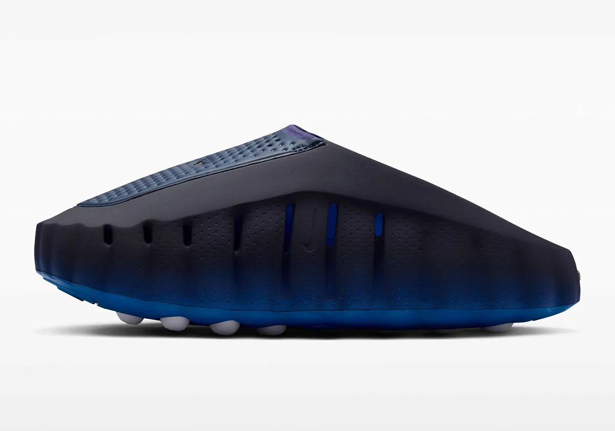 Nike Mind 001 Slide Blackened Blue Game Royal, claquette Nike bleue au design minimaliste avec semelle ergonomique, amorti confortable et finitions premium.