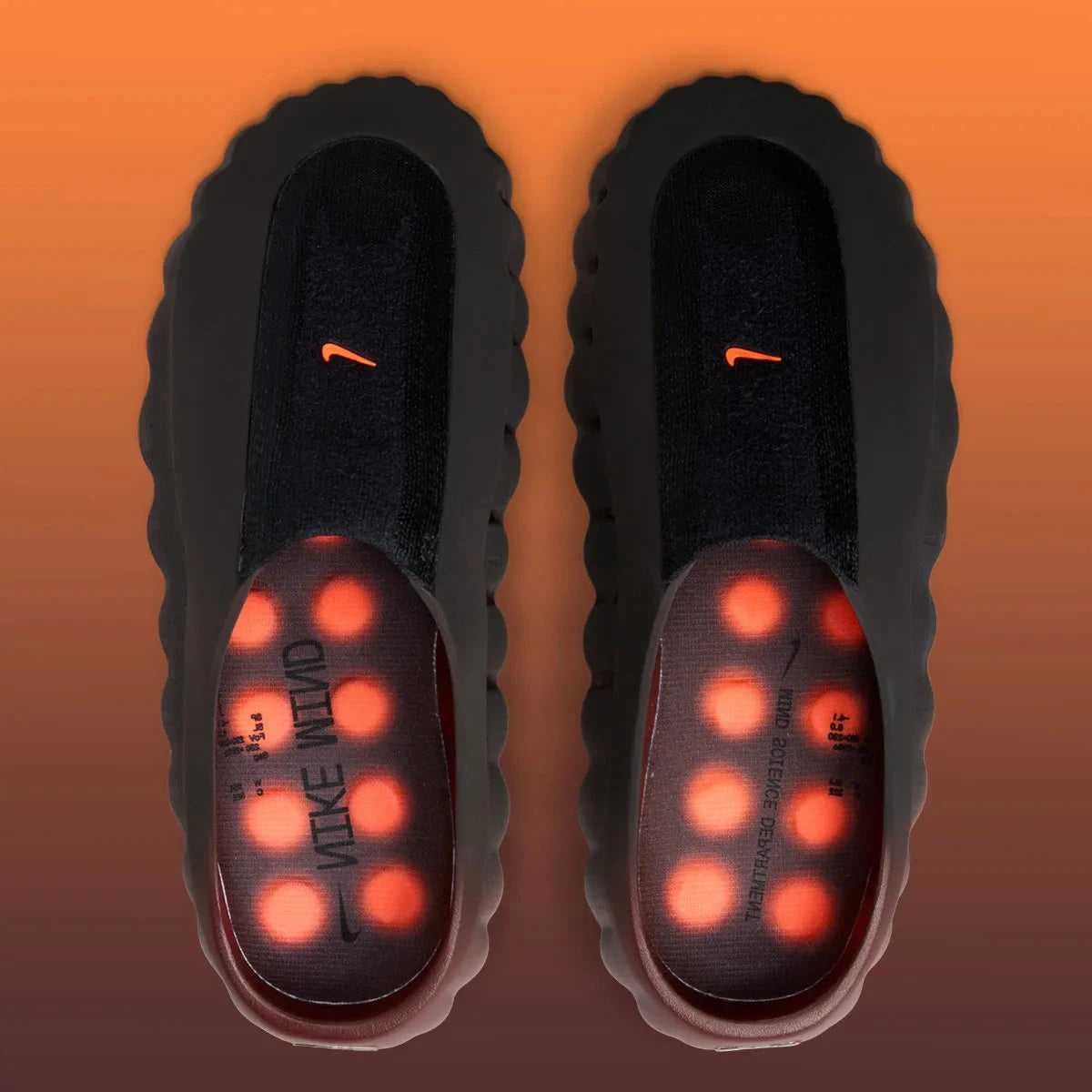 Slide Nike Mind 001 Flyknit Bronze Eclipse Total Orange avec empeigne textile brun foncé, détails orange vif et semelle ergonomique moderne.
