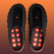 Slide Nike Mind 001 Flyknit Bronze Eclipse Total Orange avec empeigne textile brun foncé, détails orange vif et semelle ergonomique moderne.