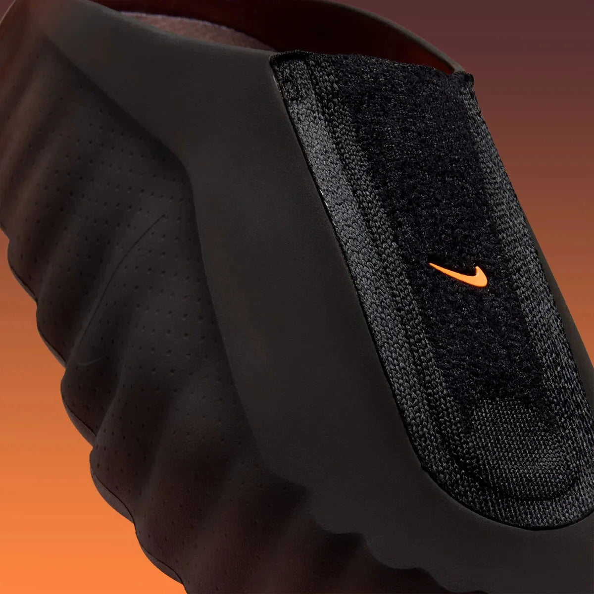 Slide Nike Mind 001 Flyknit Bronze Eclipse Total Orange avec empeigne textile brun foncé, détails orange vif et semelle ergonomique moderne.