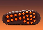 Slide Nike Mind 001 Flyknit Bronze Eclipse Total Orange avec empeigne textile brun foncé, détails orange vif et semelle ergonomique moderne.