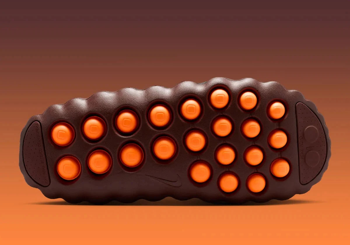 Slide Nike Mind 001 Flyknit Bronze Eclipse Total Orange avec empeigne textile brun foncé, détails orange vif et semelle ergonomique moderne.