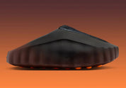 Slide Nike Mind 001 Flyknit Bronze Eclipse Total Orange avec empeigne textile brun foncé, détails orange vif et semelle ergonomique moderne.