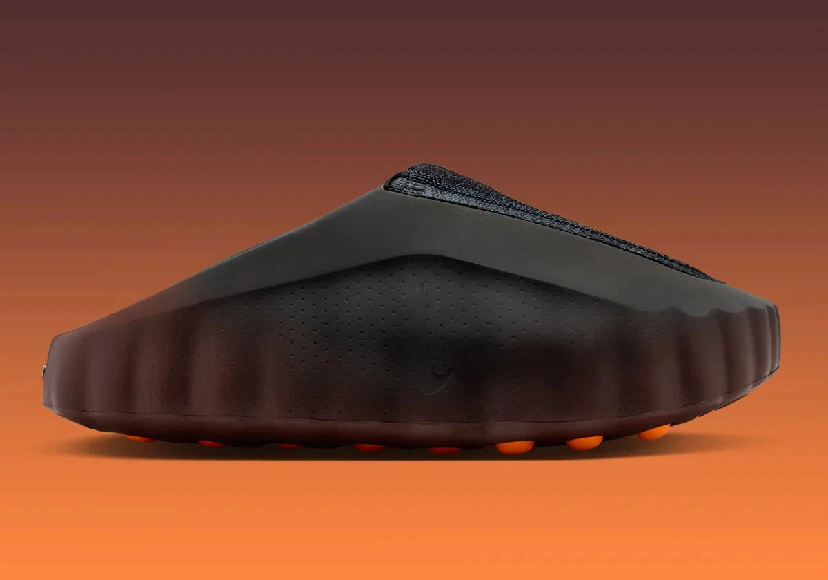 Slide Nike Mind 001 Flyknit Bronze Eclipse Total Orange avec empeigne textile brun foncé, détails orange vif et semelle ergonomique moderne.