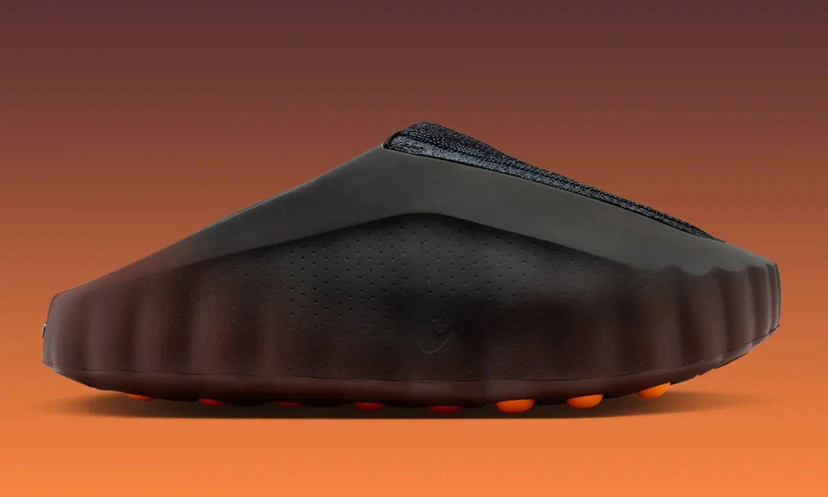 Slide Nike Mind 001 Flyknit Bronze Eclipse Total Orange avec empeigne textile brun foncé, détails orange vif et semelle ergonomique moderne.