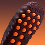 Slide Nike Mind 001 Flyknit Bronze Eclipse Total Orange avec empeigne textile brun foncé, détails orange vif et semelle ergonomique moderne.