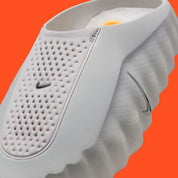 Nike Mind 001 Slide Light Smoke Grey, claquette Nike grise au design minimaliste avec semelle ergonomique et confort premium.
