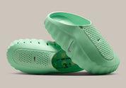 Nike Mind 001 Slide Cucumber Calm HQ4307-302 avec empeigne moulée vert pastel, détails noirs, accents Barely Volt et semelle sensorielle à 22 points de pression articulés.