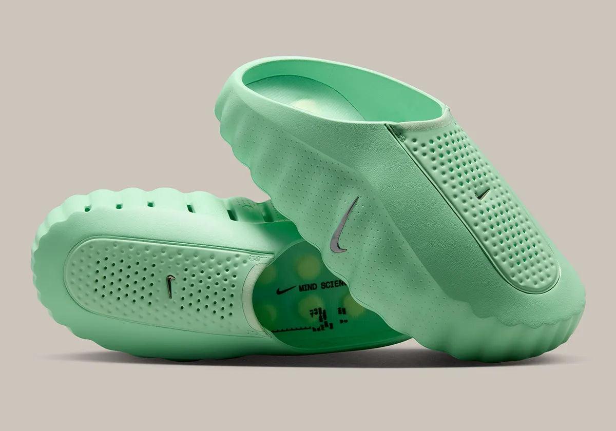 Nike Mind 001 Slide Cucumber Calm HQ4307-302 avec empeigne moulée vert pastel, détails noirs, accents Barely Volt et semelle sensorielle à 22 points de pression articulés.