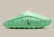 Nike Mind 001 Slide Cucumber Calm HQ4307-302 avec empeigne moulée vert pastel, détails noirs, accents Barely Volt et semelle sensorielle à 22 points de pression articulés.
