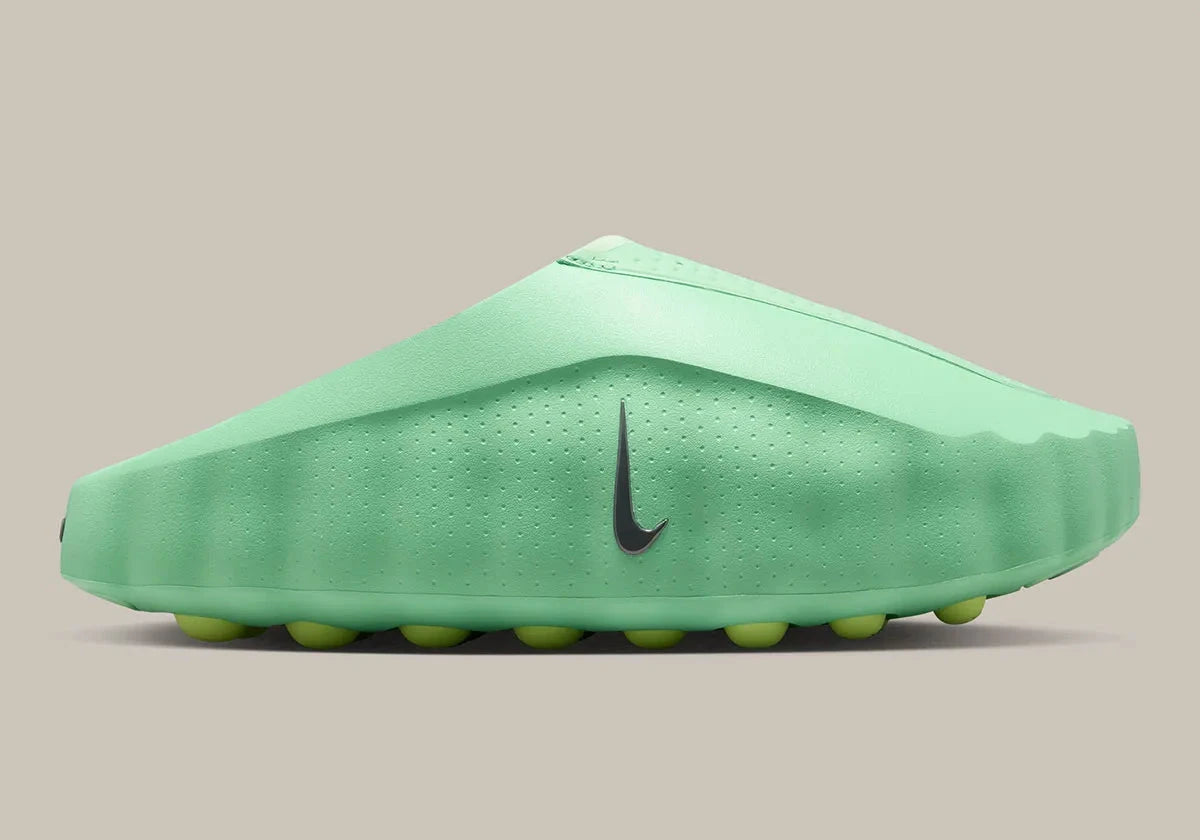 Nike Mind 001 Slide Cucumber Calm HQ4307-302 avec empeigne moulée vert pastel, détails noirs, accents Barely Volt et semelle sensorielle à 22 points de pression articulés.