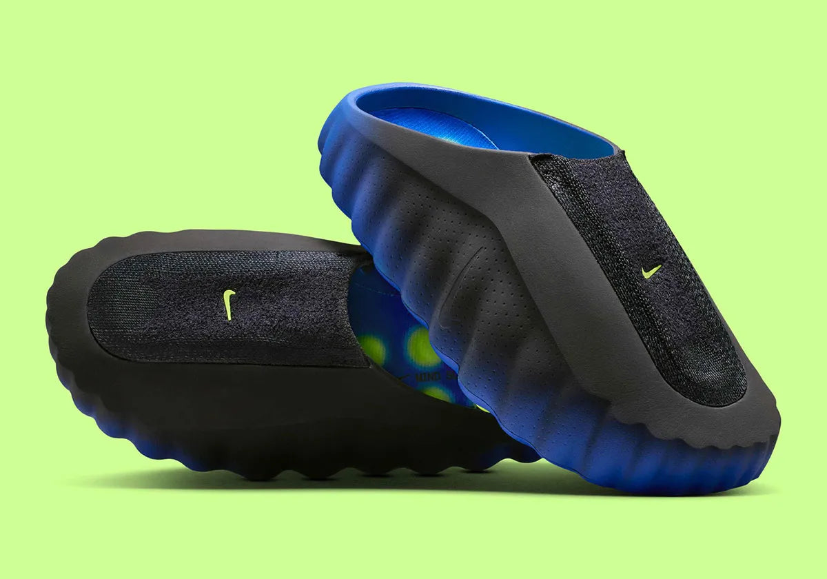 Slide Nike Mind 001 Flyknit Hyper Royal Black avec empeigne Flyknit bleue et noire, semelle ergonomique et design contemporain.