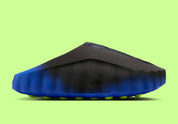 Slide Nike Mind 001 Flyknit Hyper Royal Black avec empeigne Flyknit bleue et noire, semelle ergonomique et design contemporain.