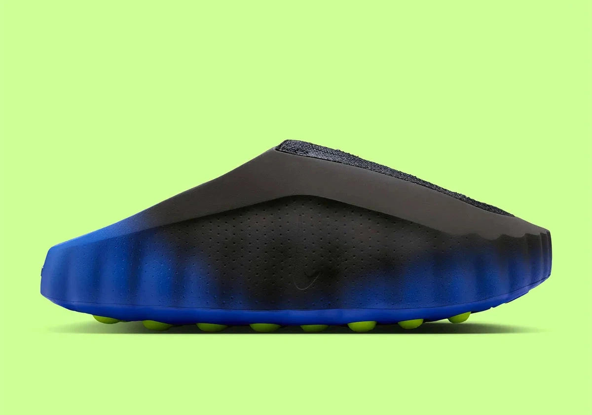 Slide Nike Mind 001 Flyknit Hyper Royal Black avec empeigne Flyknit bleue et noire, semelle ergonomique et design contemporain.