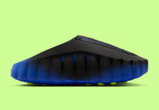 Slide Nike Mind 001 Flyknit Hyper Royal Black avec empeigne Flyknit bleue et noire, semelle ergonomique et design contemporain.