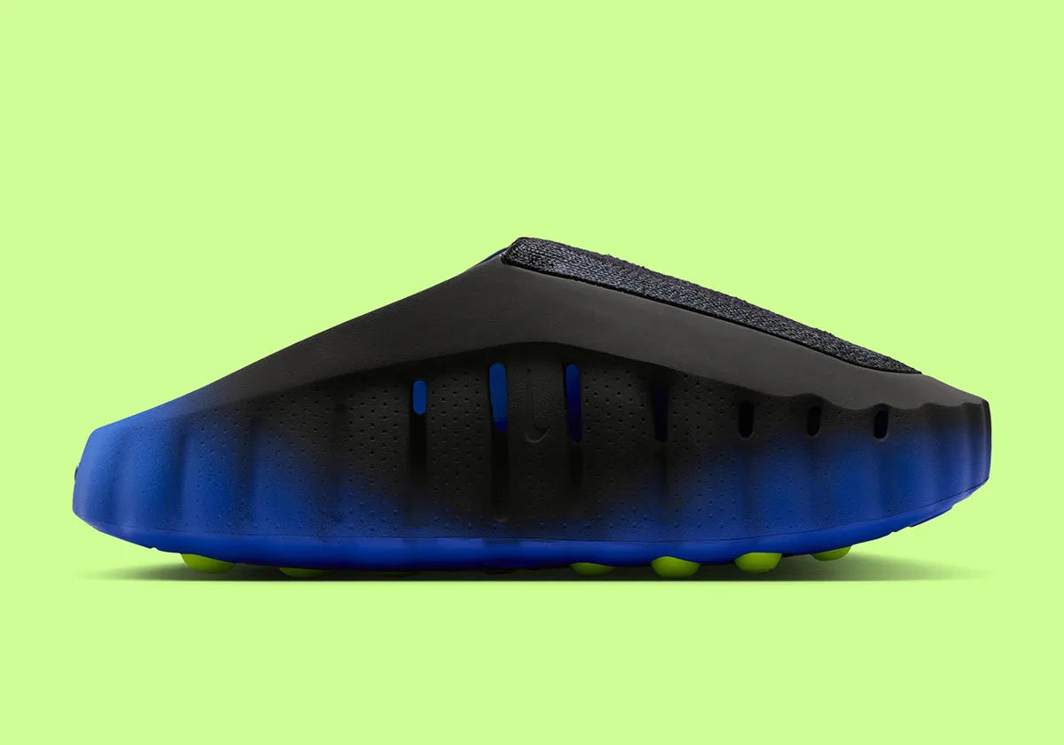 Slide Nike Mind 001 Flyknit Hyper Royal Black avec empeigne Flyknit bleue et noire, semelle ergonomique et design contemporain.