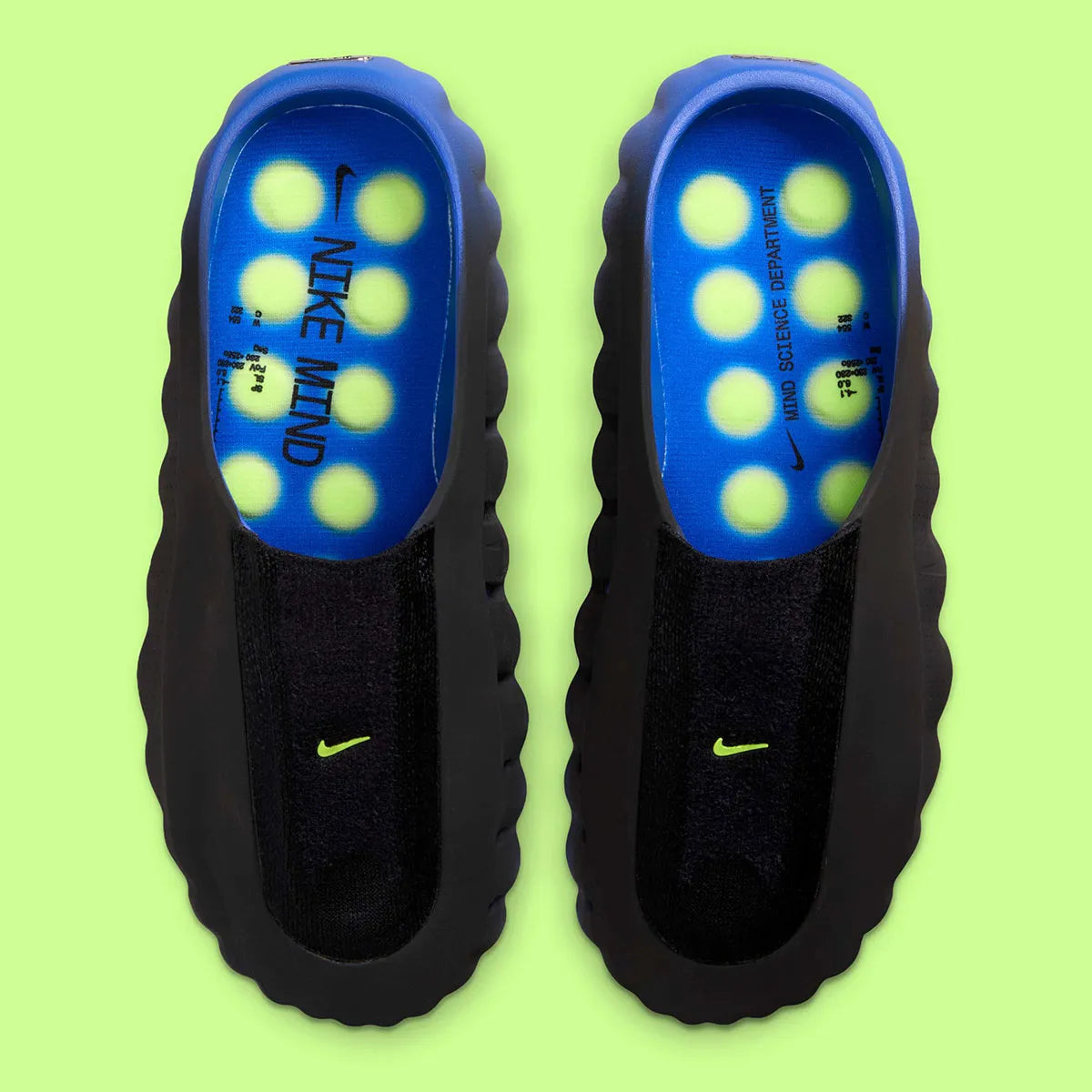 Slide Nike Mind 001 Flyknit Hyper Royal Black avec empeigne Flyknit bleue et noire, semelle ergonomique et design contemporain.