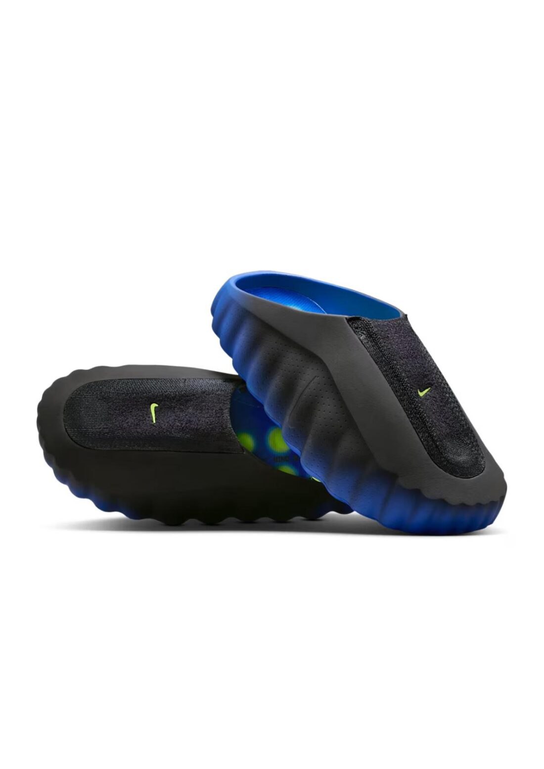 Slide Nike Mind 001 Flyknit Hyper Royal Black avec empeigne Flyknit bleue et noire, semelle ergonomique et design contemporain.