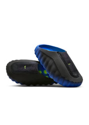 Slide Nike Mind 001 Flyknit Hyper Royal Black avec empeigne Flyknit bleue et noire, semelle ergonomique et design contemporain.