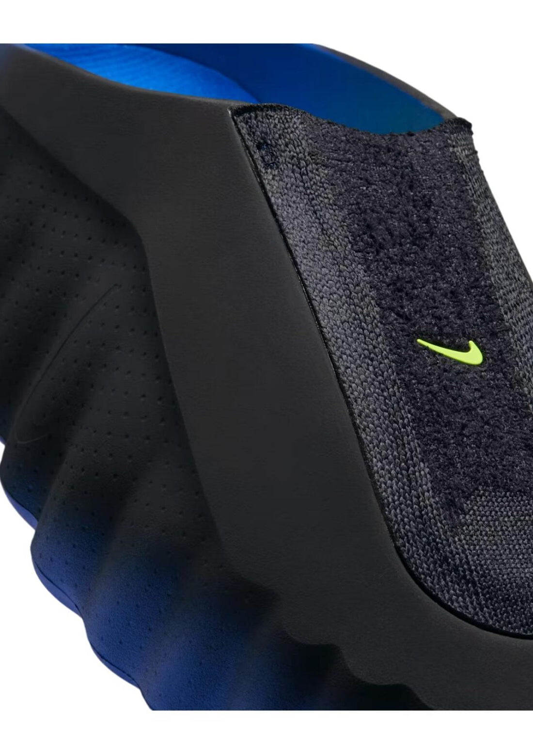 Slide Nike Mind 001 Flyknit Hyper Royal Black avec empeigne Flyknit bleue et noire, semelle ergonomique et design contemporain.