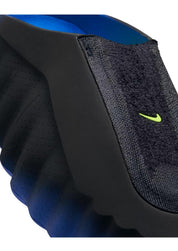 Slide Nike Mind 001 Flyknit Hyper Royal Black avec empeigne Flyknit bleue et noire, semelle ergonomique et design contemporain.