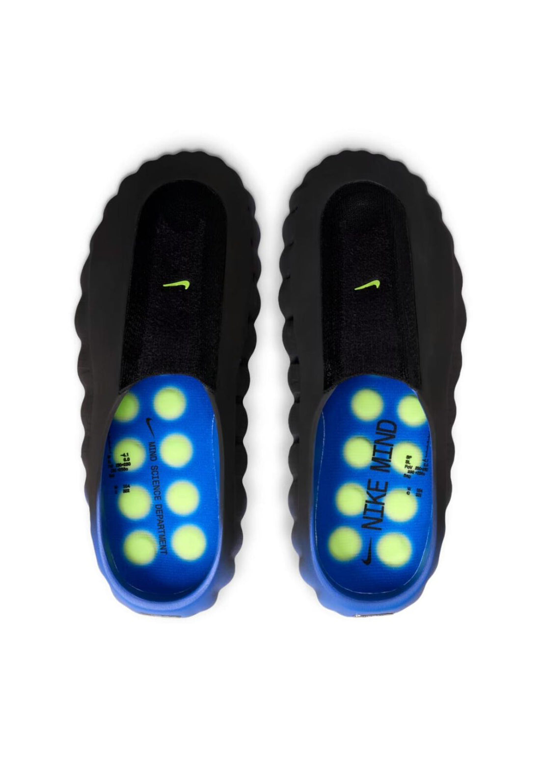 Slide Nike Mind 001 Flyknit Hyper Royal Black avec empeigne Flyknit bleue et noire, semelle ergonomique et design contemporain.