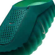 Claquette Nike Mind 001 Slide Geode Teal Light Menta en mousse technique avec pods sensoriels et design futuriste sculpté.