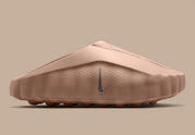 Nike Mind 001 Slide Rattan avec construction mule beige naturel, empeigne technique respirante et semelle sensorielle à 22 points de pression articulés.