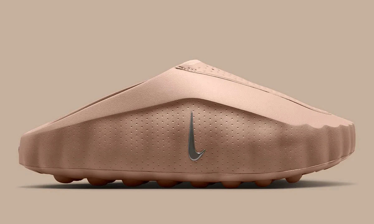 Nike Mind 001 Slide Rattan avec construction mule beige naturel, empeigne technique respirante et semelle sensorielle à 22 points de pression articulés.