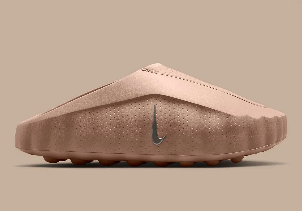 Nike Mind 001 Slide Rattan avec construction mule beige naturel, empeigne technique respirante et semelle sensorielle à 22 points de pression articulés.