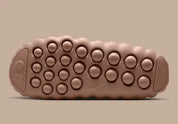 Nike Mind 001 Slide Rattan avec construction mule beige naturel, empeigne technique respirante et semelle sensorielle à 22 points de pression articulés.