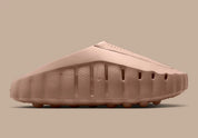 Nike Mind 001 Slide Rattan avec construction mule beige naturel, empeigne technique respirante et semelle sensorielle à 22 points de pression articulés.