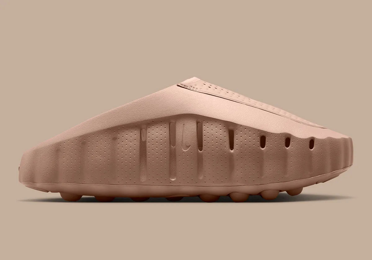 Nike Mind 001 Slide Rattan avec construction mule beige naturel, empeigne technique respirante et semelle sensorielle à 22 points de pression articulés.