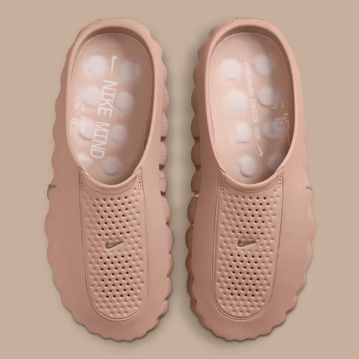 Nike Mind 001 Slide Rattan avec construction mule beige naturel, empeigne technique respirante et semelle sensorielle à 22 points de pression articulés.