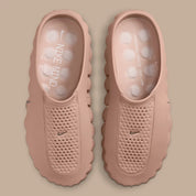 Nike Mind 001 Slide Rattan avec construction mule beige naturel, empeigne technique respirante et semelle sensorielle à 22 points de pression articulés.