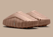 Nike Mind 001 Slide Rattan avec construction mule beige naturel, empeigne technique respirante et semelle sensorielle à 22 points de pression articulés.
